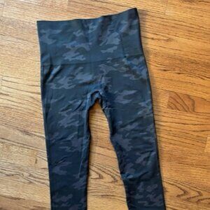 SPANX: WOMENS ACTIVE CAMO LEGGINGS-SIZE MEDIUM